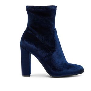 STEVE MADDEN VELVET EDIT BOOTIE IN NAVY